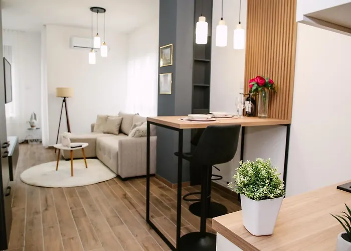 Pool Resort- Lena- 3 דירה *