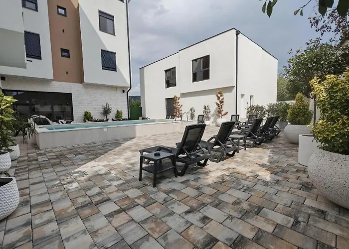 Pool Resort- Lena- 3 דירה *